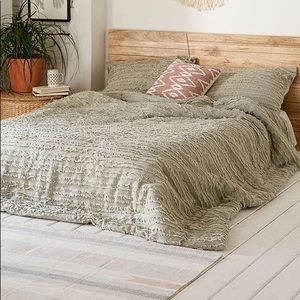 SOLD Urban Outfitters eyelash fringe bedding